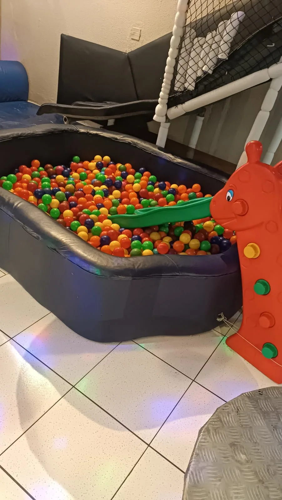 Piscina de bolinhas com escorregador