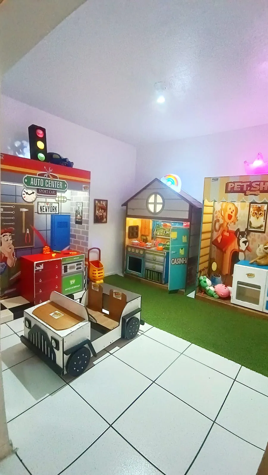 Mini cidade com casinha, auto center e pet shop