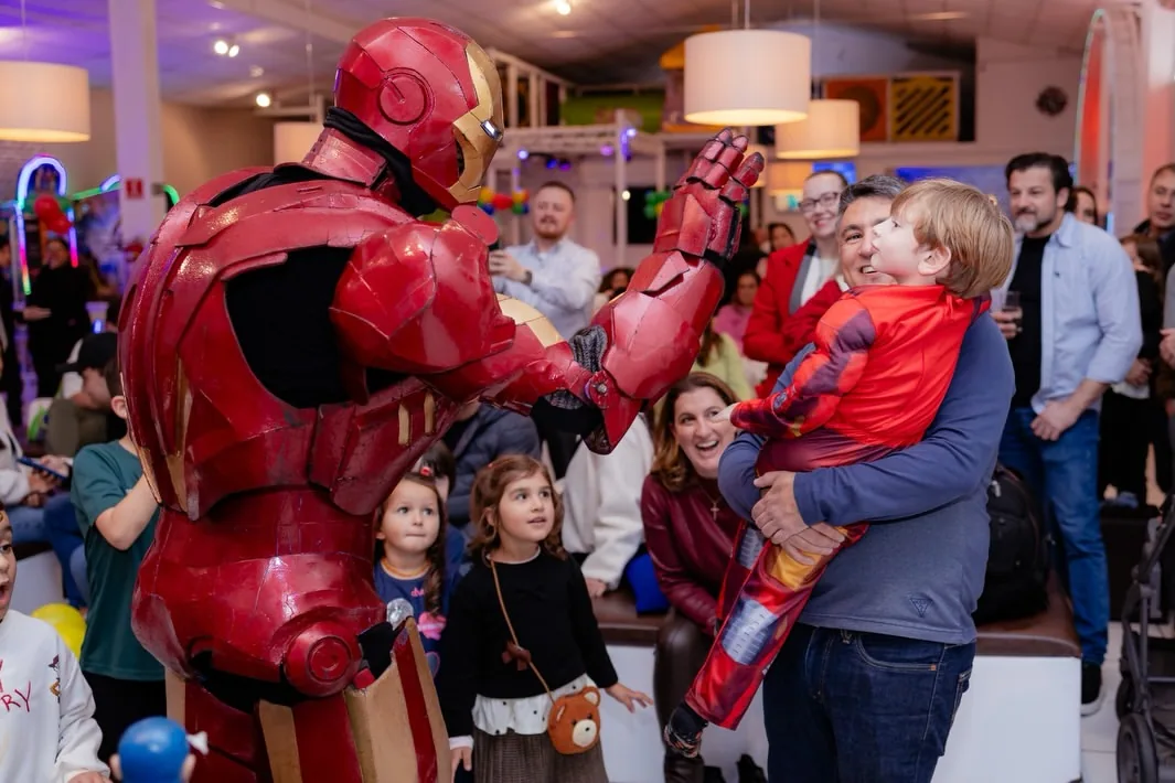 Personagem do Homem de Ferro com as crianças na festa
