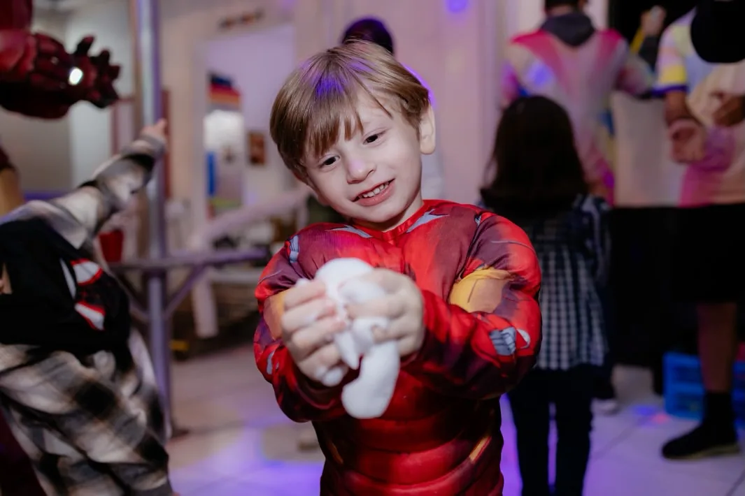 Antônio brincando com espuma na recreação