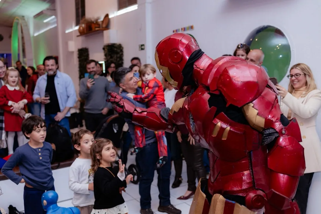 Personagem do Homem de Ferro recebendo os convidados